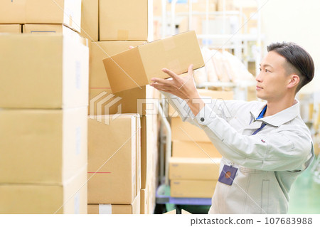 穿著工作服的工作人員在倉庫工作 物流業 倉儲業 物流形象 穿著工作服的工作人員在倉庫工作 物流業 倉儲業 物流形象 107683988