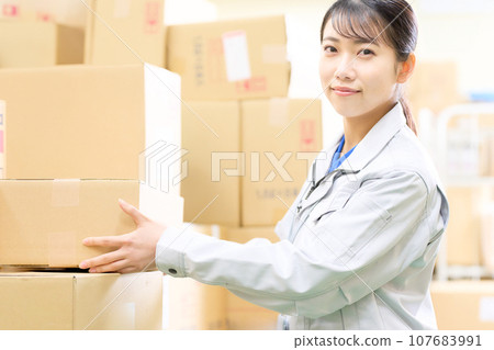 穿著工作服的工作人員在倉庫工作 物流業 倉儲業 物流形象 107683991