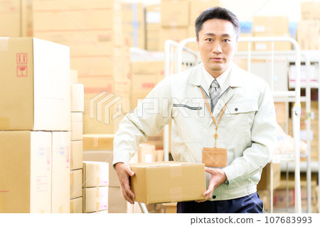 穿著工作服的工作人員在倉庫工作 物流業 倉儲業 物流形象 穿著工作服的工作人員在倉庫工作 物流業 倉儲業 物流形象 107683993