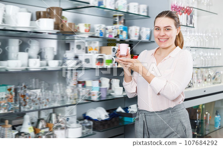 Glad woman customer choosing cup 107684292