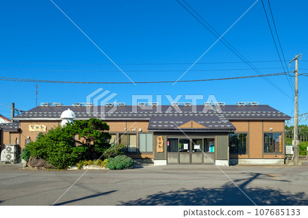 [Tsugaru Line] Kanita Station [Wooden station building] 107685133