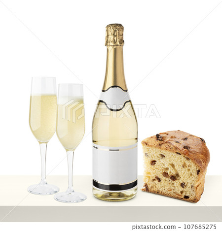 Champagne bottle with glasses and panettone slice. 107685275