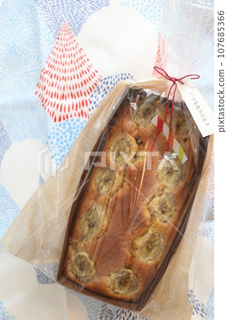 banana bread 107685366