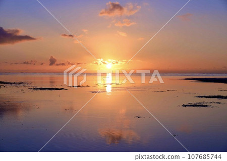 Dawn from Ginoza Village, Okinawa Prefecture, sea surface reflection Dawn from Ginoza Village, Okinawa Prefecture, sea surface reflection 107685744