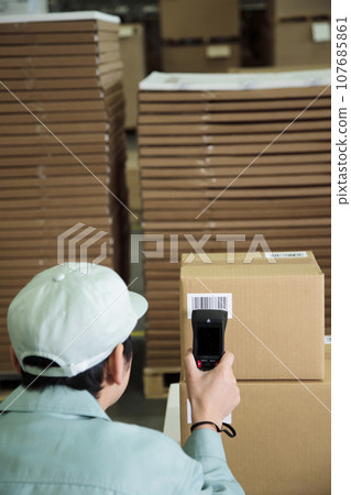年輕工人在倉庫檢查行李 年輕工人在倉庫檢查行李 107685861