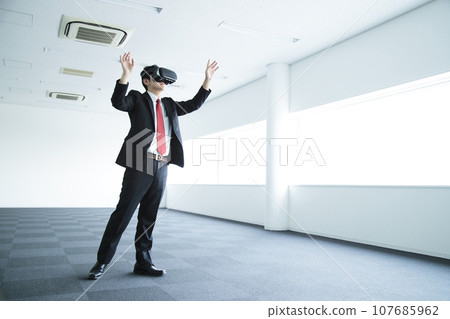 Young businessman watching VR in the office 107685962