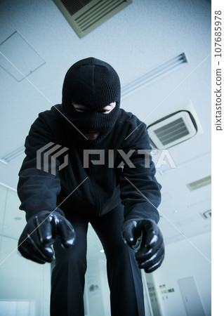 一名男子搶劫倉庫 107685978