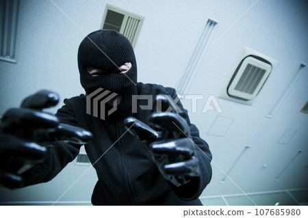 A man robs a warehouse 107685980
