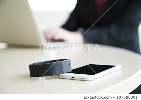 在辦公室的電腦上工作的年輕商人 107686001