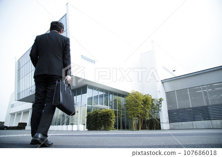 Young businessman commuting to work 107686018