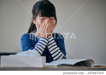 小學生用手摀著鼻子 小學生用手摀著鼻子 107687354