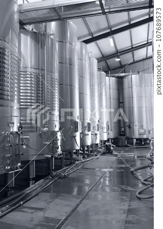 wine cellar installation with stainless steel tanks 107689573
