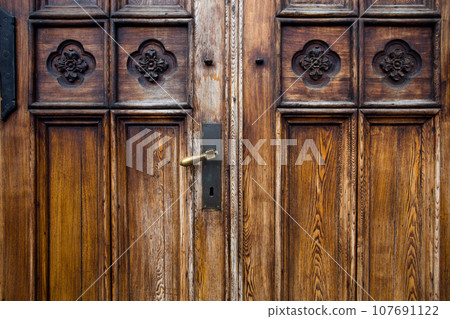 old wooden door 107691122