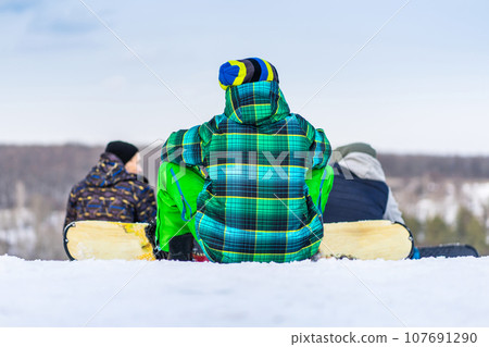 Man with snowboard 107691290
