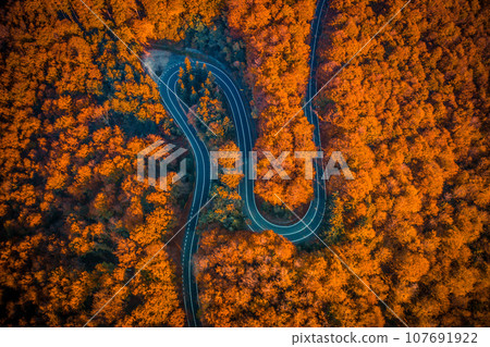 Top view of Transfagarasan mountain road Top view of Transfagarasan mountain road 107691922