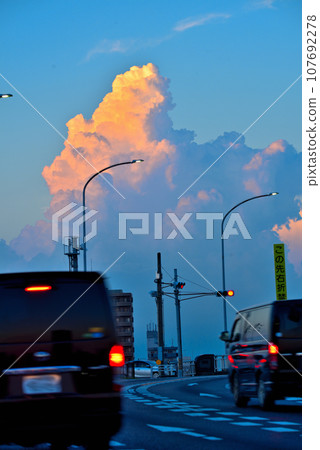 [愛知縣] 名古屋市北區國道19號上空的積雨雲被夕陽照亮 107692278