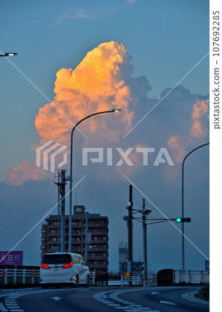 [Aichi Prefecture] Cumulonimbus clouds illuminated by the setting sun above National Route 19, Kita Ward, Nagoya City 107692285