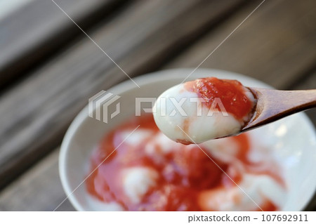 優格配自製草莓醬 優格配自製草莓醬 107692911