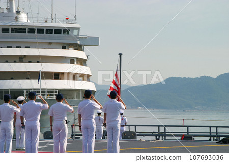 Maritime Self-Defense Force members saluting the Self-Defense Flag 107693036