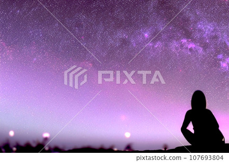一個女人仰望美麗的夜空的剪影的插圖。生成式人工智慧 107693804