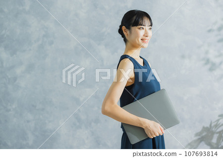 A woman with a personal computer 107693814