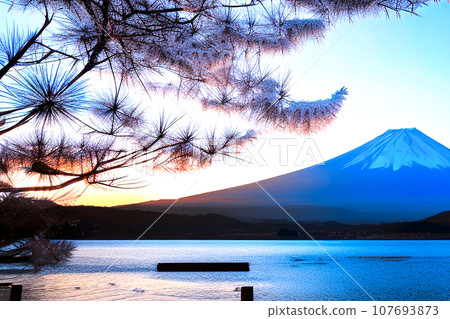 黎明時富士山和湖泊的自然景觀插圖。生成式人工智慧 107693873