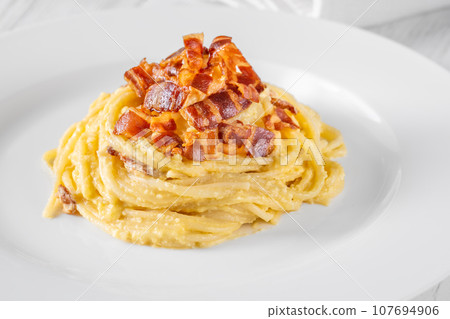 Portion of carbonara pasta Portion of carbonara pasta 107694906