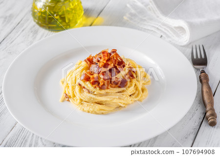 Portion of carbonara pasta Portion of carbonara pasta 107694908
