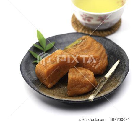 剝澀柿子,花時間製作。安波柿子。秋天的味道。半熟甜柿(白色背景)。水果。 剝澀柿子,花時間製作。安波柿子。秋天的味道。半熟甜柿(白色背景)。水果。 107700085