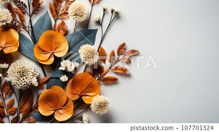 美麗的秋天自然白色背景與枯葉：帶有文字複製空間 107701324