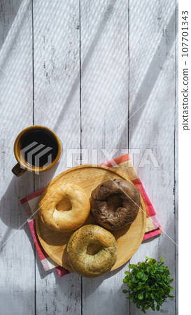 Bagel and coffee｜Plain/Chocolate/Spinach 107701343