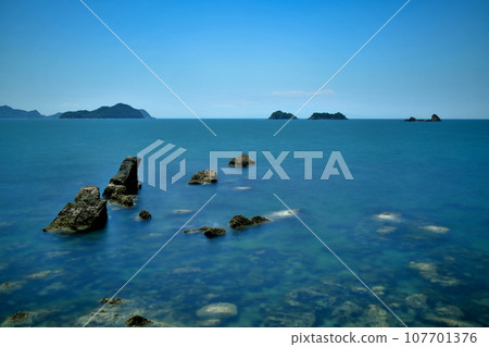 View of Kamoshima, Takashima, and Kenushishima from the coast of Suhara [Yuasa Town, Wakayama Prefecture] 107701376