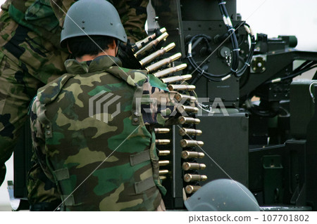 航空自衛隊人員將空彈裝入機槍 航空自衛隊人員將空彈裝入機槍 107701802