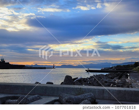 早晨捕魚港口 早晨捕魚港口 107701818