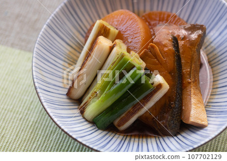 Served with yellowtail radish and grilled green onions 107702129