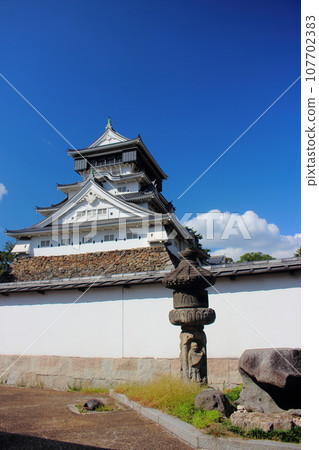 Kokura Castle seen from Kokura Castle Garden, blue sky background 107702383