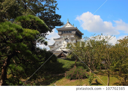 Kokura Castle seen from Kokura Castle Garden, blue sky background Kokura Castle seen from Kokura Castle Garden, blue sky background 107702385