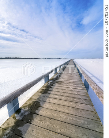 Nemuro, Hokkaido - Shunkunitai wooden path and frozen Lake Furen / Nemuro, Japan 107702453