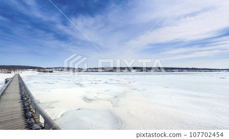 Nemuro, Hokkaido - Shunkunitai wooden path and frozen Lake Furen / Nemuro, Japan 107702454