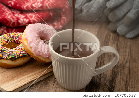 Pour hot chocolate 107702538