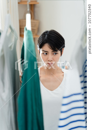 一個女人在她的房間裡準備出去 107702840