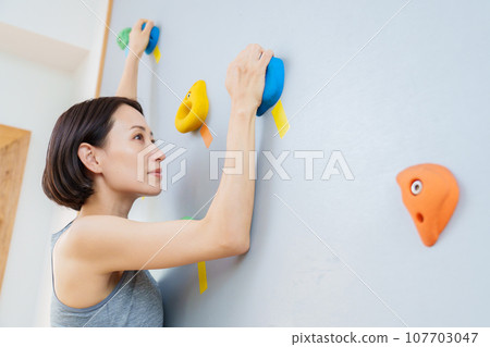A woman with bouldering A woman with bouldering 107703047