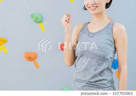 一名女子在抱石健身房打拳 一名女子在抱石健身房打拳 107703063