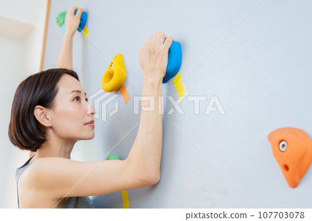 A woman with bouldering A woman with bouldering 107703078