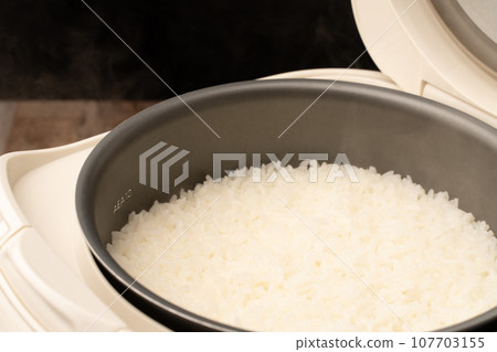 Rice cooker freshly cooked rice Rice cooker freshly cooked rice 107703155