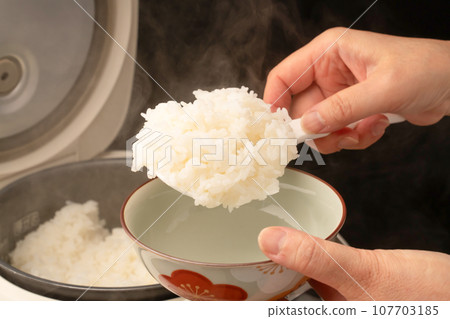 電鍋剛煮好的米飯 107703185