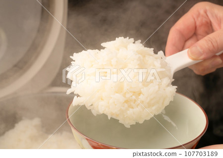 電鍋剛煮好的米飯 107703189