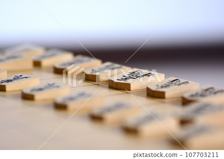 Shogi pieces lined up on a shogi board 107703211
