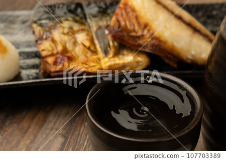 鹽烤青花魚、日本酒、水滴 107703389
