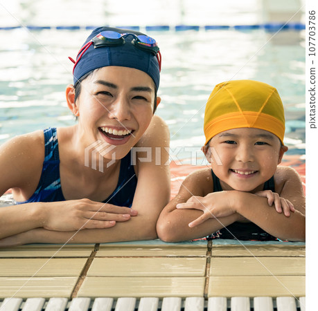 swimming coach and kids swimming 107703786